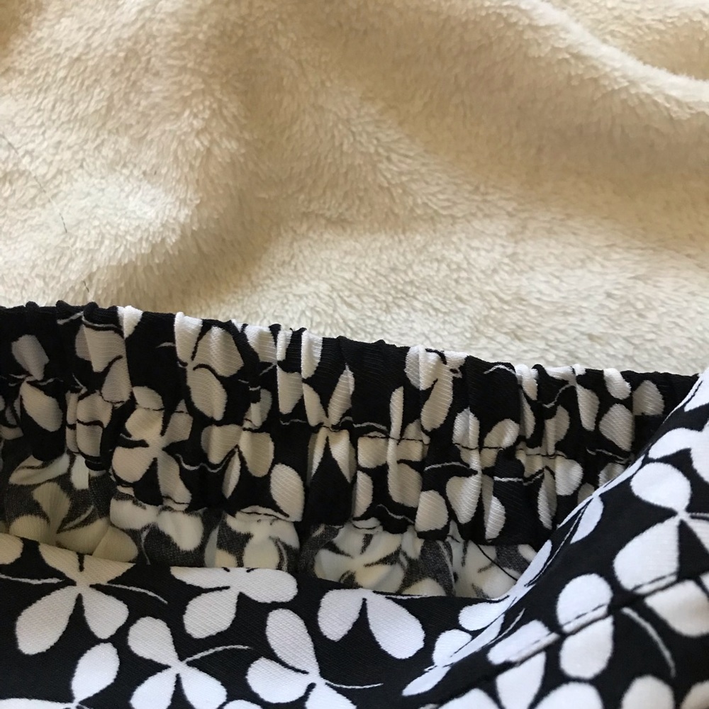 NWT!! Black/white ruffle shorts! π€ - Picture 3 of 5